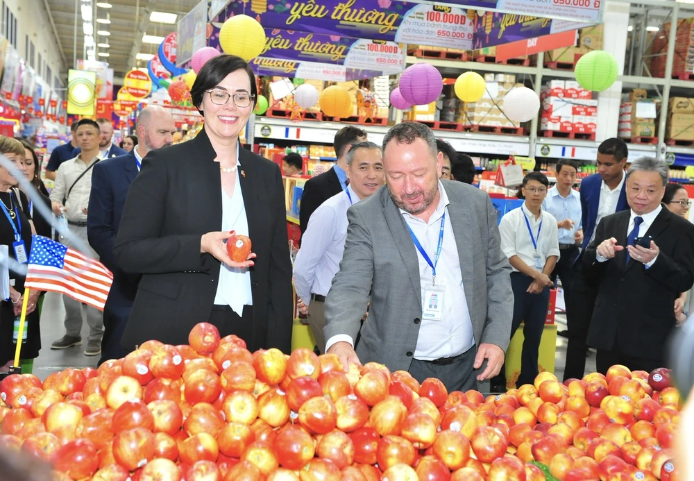 Bà Alexis M.Taylor, Thứ trưởng Bộ Nông nghiệp Mỹ và ông Bruno Jousselin - Tổng Giám đốc MM Mega Market Việt Nam tham quan gian hàng trái cây. Ảnh chụp chiều 9-9