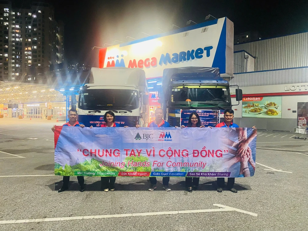 Các chuyến hàng của MM Mega Market sẵn sàng đến bà con khó khăn khu vực miền Bắc z5823654702345_efade87ef31f1a199fbe69862494b687.jpg
