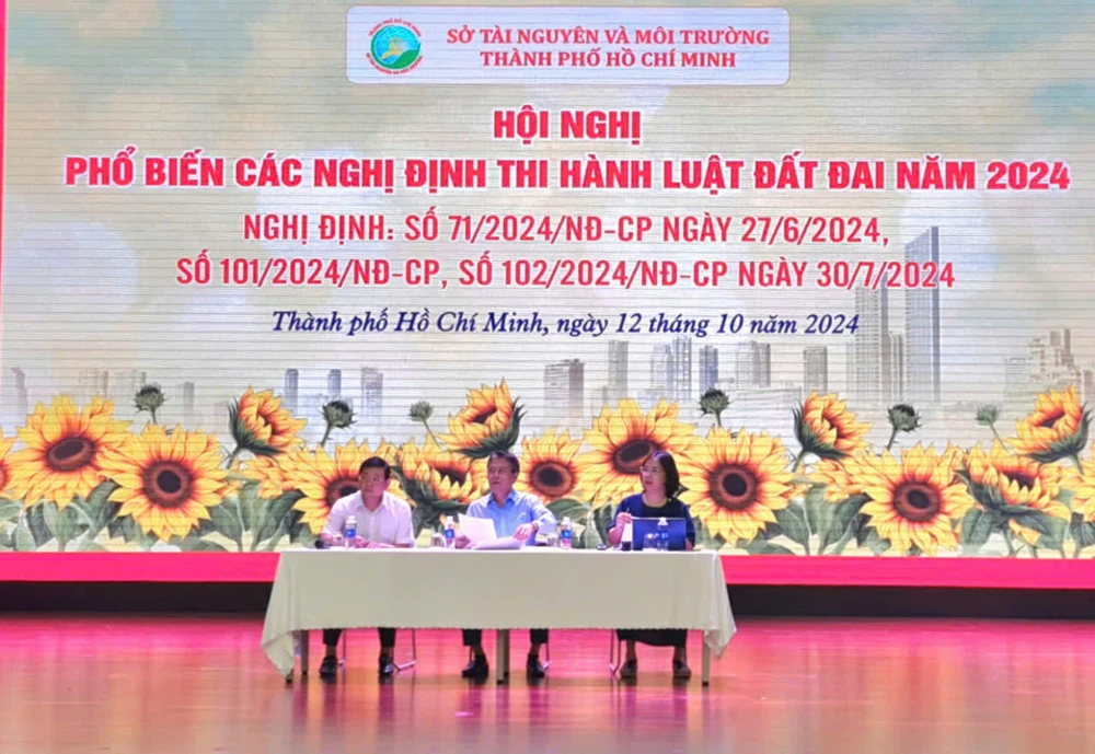 Đoàn công tác của Bộ TN-MT cùng lãnh đạo Sở TN-MT TPHCM giải đáp những thắc mắc của một số lãnh đạo Chi nhánh Văn phòng Đăng ký Đất đai quận, huyện