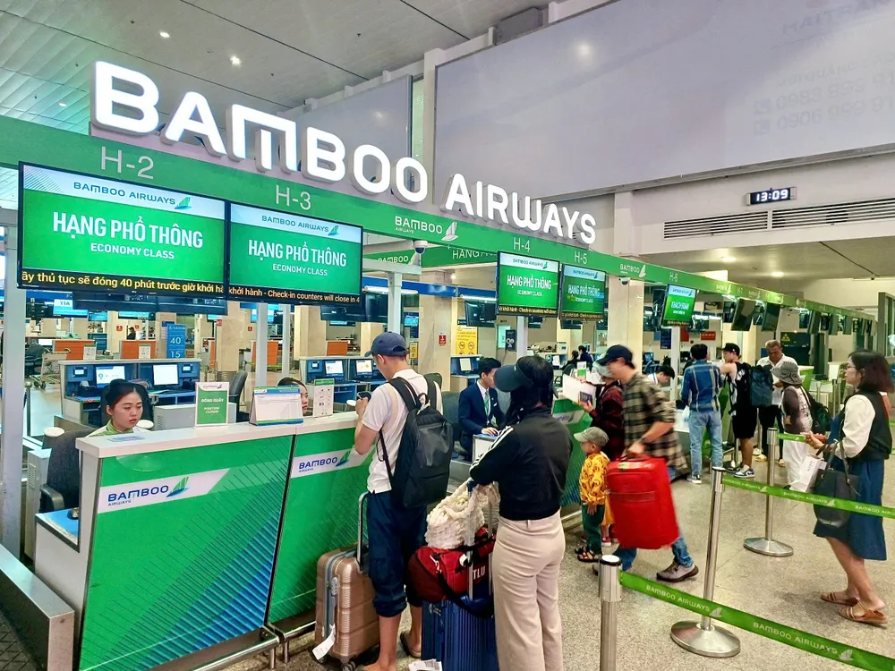 Người dân, du khách làm thủ tục tại Bamboo Airways Khách xếp hàng mua vé tại Bamboo.jpg