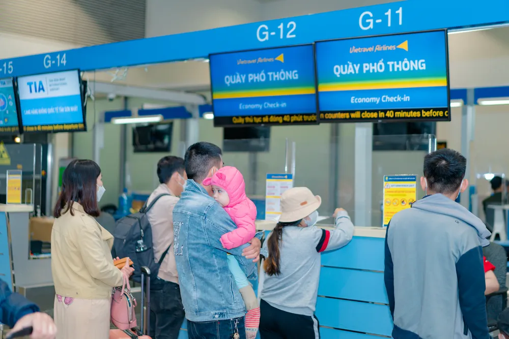 Người dân xếp hàng làm thủ tục lên máy bay tại quầy của Vietravel Airlines LEO06676 (1).jpg