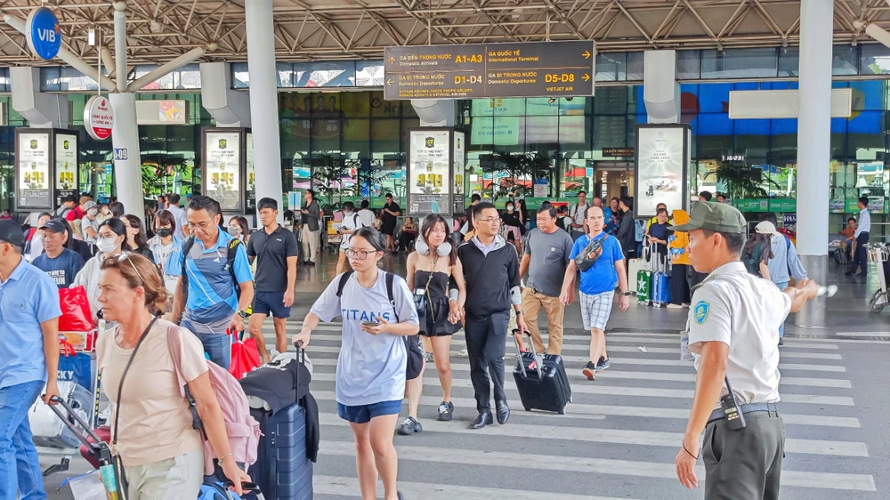 Người dân, du khách đến sân bay Tân Sơn Nhất ngày 1-1