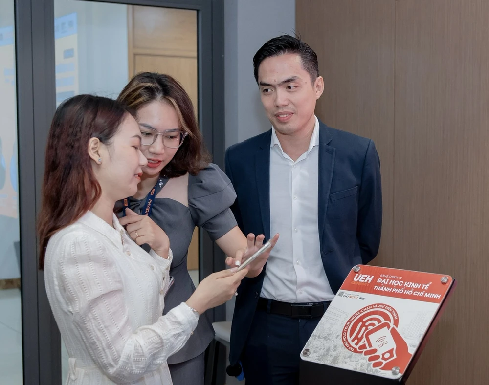 Khách mời trải nghiệm hệ thống Trạm Check-in thông minh Khách mời trải nghiệm.jpg