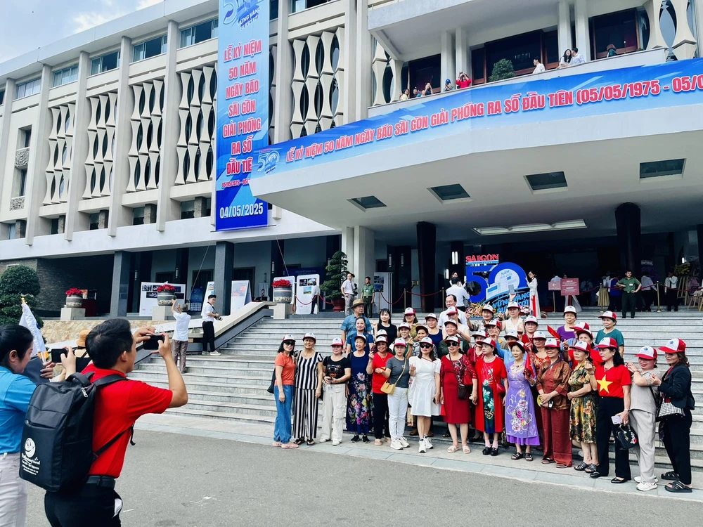អ្នកទេសចរទៅទស្សនាសាលបង្រួបបង្រួម Dinh Độc Lập 4.5.jpg