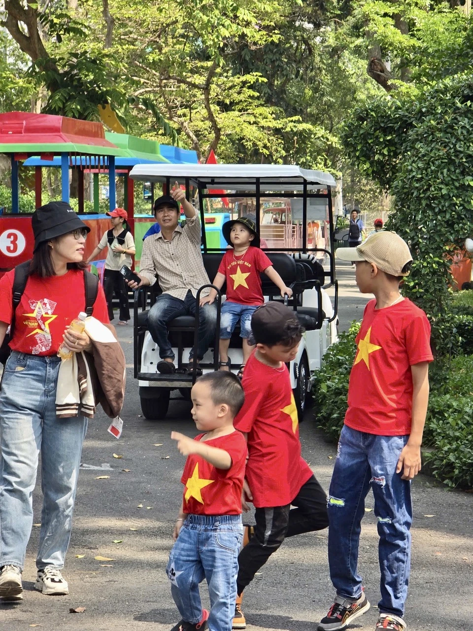 Du khách tham quan Thảo Cầm Viên Sài Gòn. Ước tính trong những ngày nghỉ lễ này, nơi đây đón khoảng 10.000 lượt khách/ngày, cao điểm hơn 20.000 lượt khách/ngày. Khách tham quan Thao Cam Vien.jpg