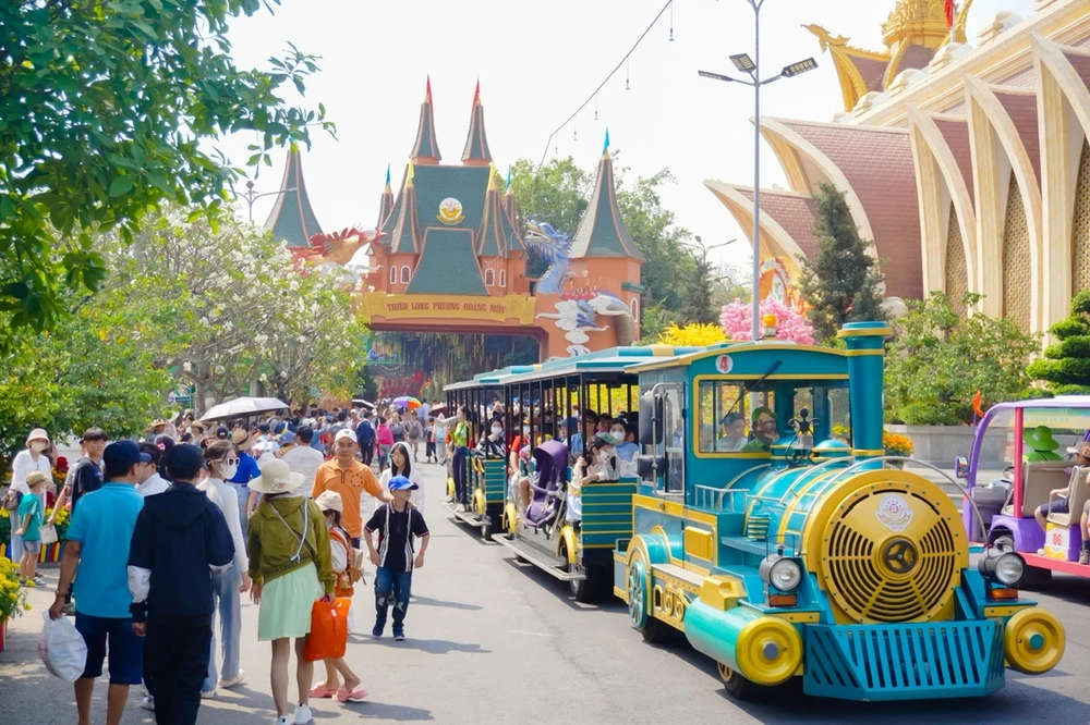 Khu du lịch Suối Tiên cũng đón một lượng lớn khách đến vui chơi dịp nghỉ lễ Suối Tiên lễ.jpg