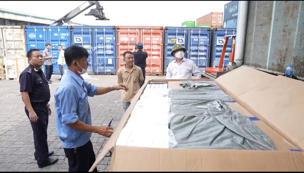 Lực lượng chức năng kiểm tra, phát hiện lô thuốc lá điếu lậu Lô thuốc lá lậu.jpg