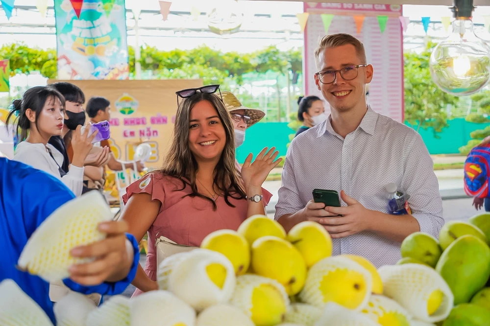ភ្ញៀវទេសចរអន្តរជាតិនៅទីក្រុងហូជីមិញ Khach. SuoiTien.jpg