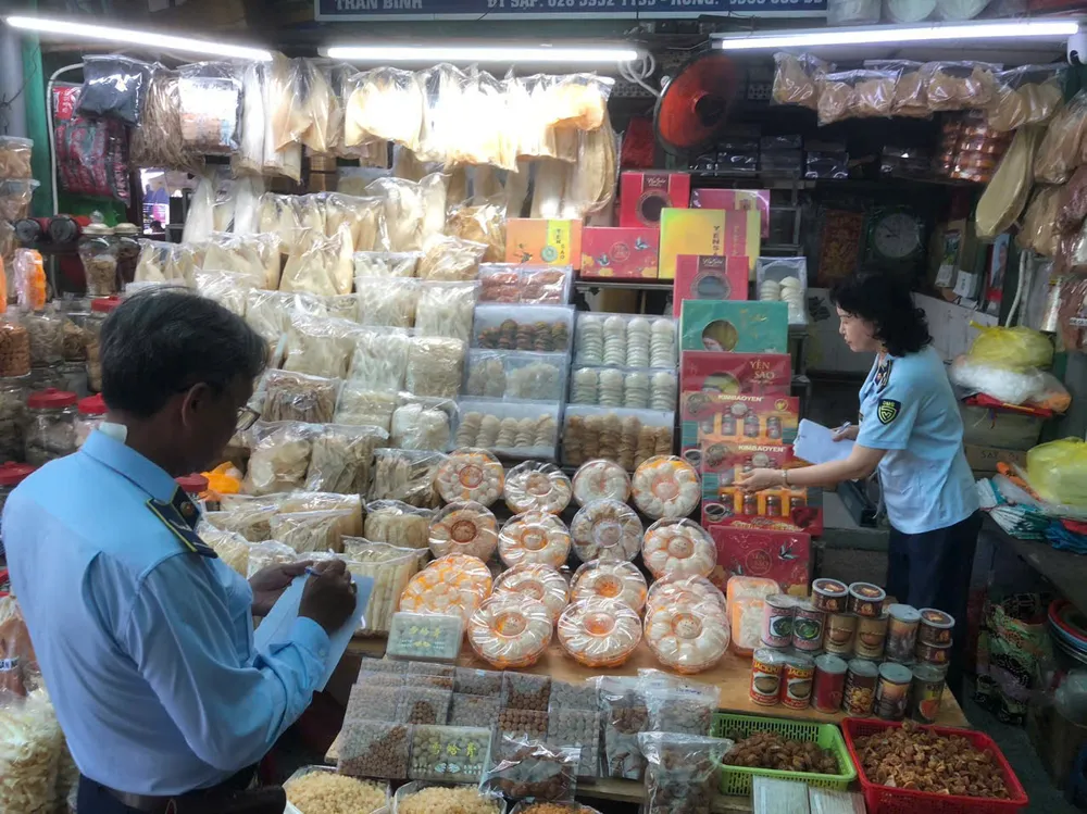 Lực lượng QLTT TPHCM kiểm tra một điểm bán yến sào không rõ xuất xứ tại chợ Bình Tây (quận 6) vào ngày 14-5 QLTT TPHCM kiểm tra sản phẩm yến không rõ nguồn gốc tại chợ Bình Tây.jpg