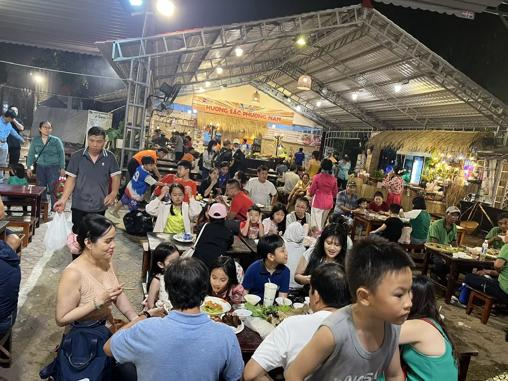 Người dân, du khách thưởng thức ẩm thực tối 29-5 tại Đầm Sen Người dân thưởng thức ẩm thực tối.jpg