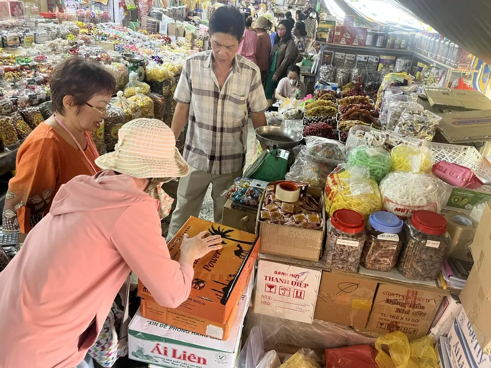 Mứt, bánh kẹo các loại bày bán tại chợ Bình Tây (quận 6, TPHCM) Mua sắm tại chợ Bình Tây.jpg