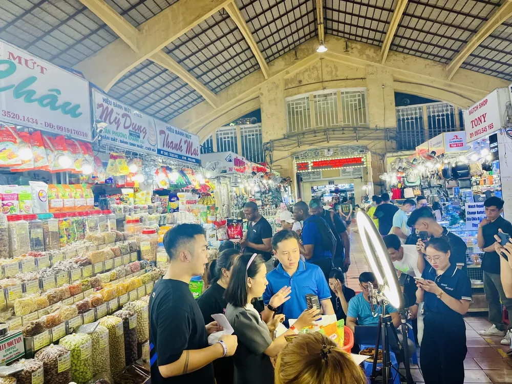 Người tiêu dùng mua sắm hàng hóa tại chợ Bến Thành (quận 1, TPHCM) NTD mua tại chợ BThanh.jpg
