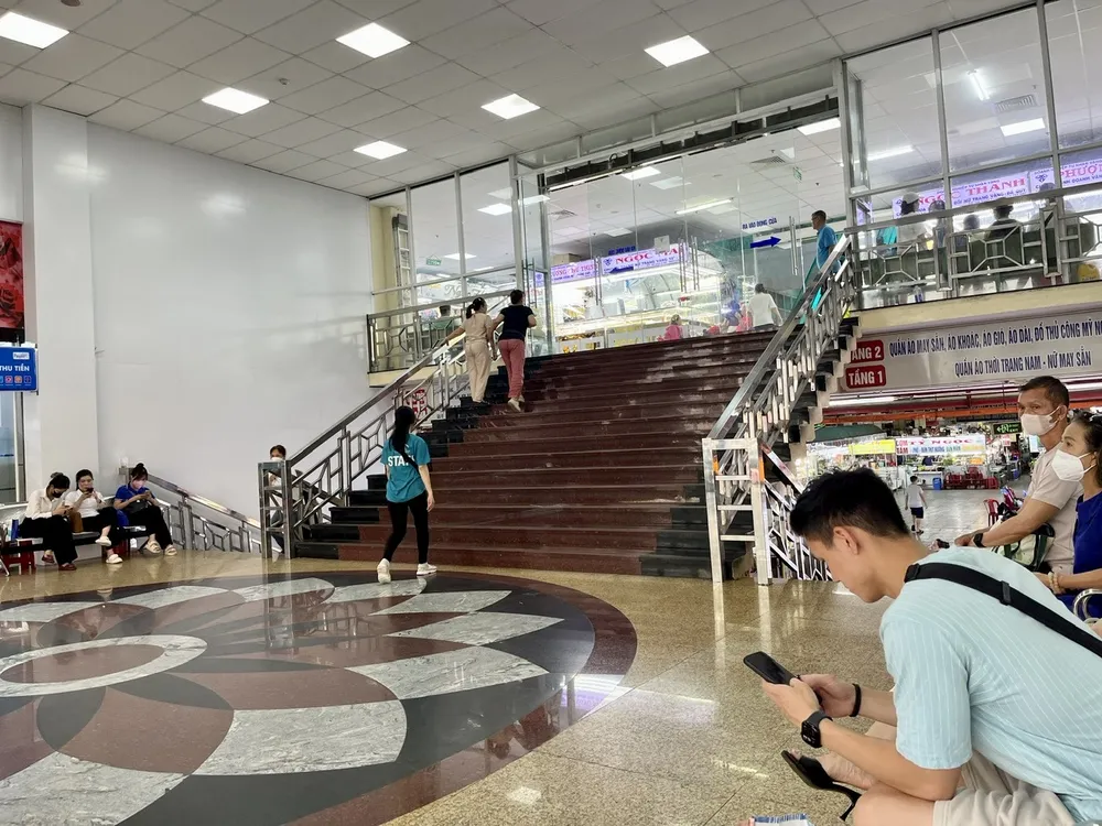 Chợ An Đông (quận 5) thưa thớt khách mua hàng Khách ngồi chờ tạnh mưa để ra về.jpg