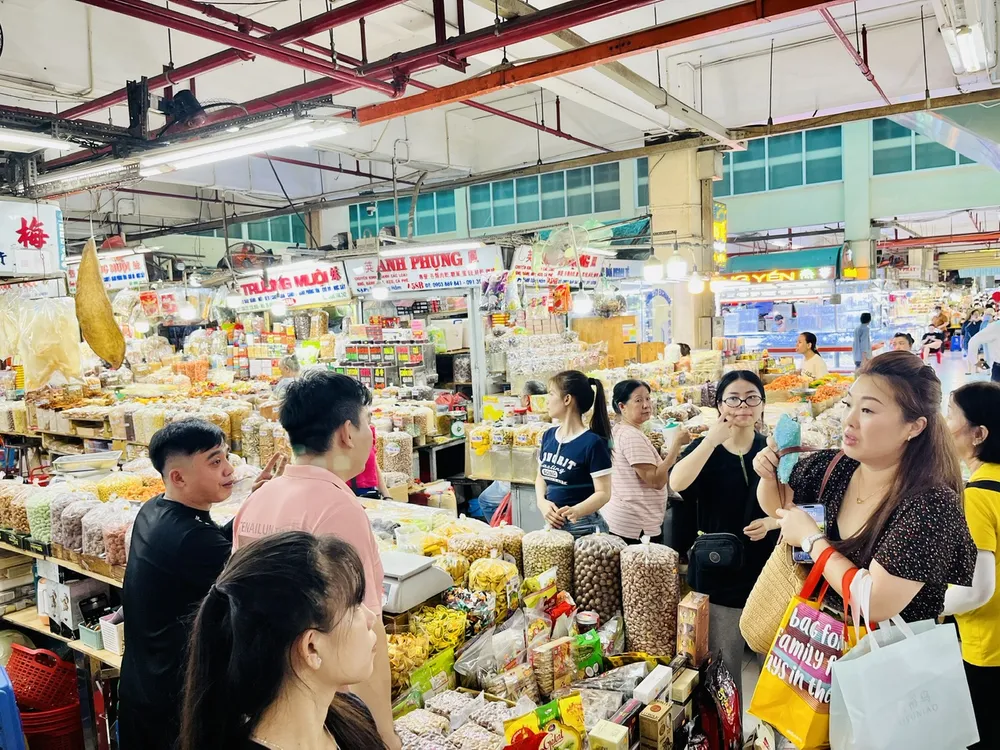 Du khách Trung Quốc chọn mua trái cây sấy, khô đặc sản các loại tại chợ An Đông Khách quốc tế mua hàng tại chợ An Đông chiều 5-6.jpg