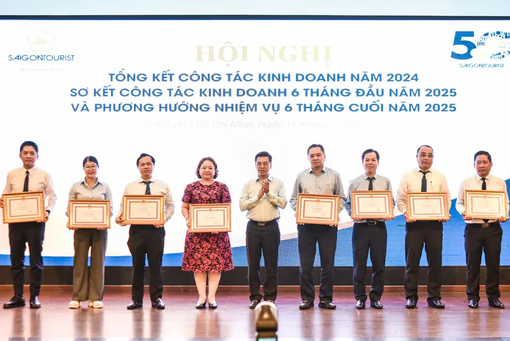 Phó Chủ tịch UBND TPHCM Nguyễn Văn Dũng trao tặng bằng khen cho đại diện các tập thể, cá nhân Đ chí Dung.jpg