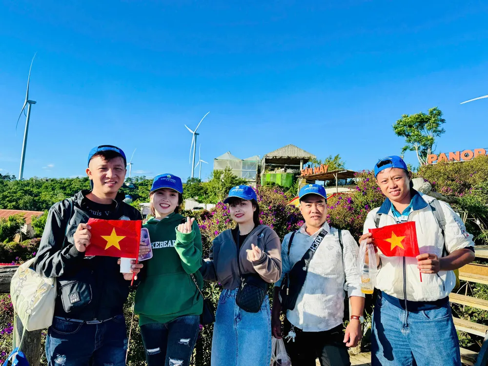 Du khách vui chơi tại Lâm Đồng do Lữ hành Saigontourist tổ chức Du khách săn mây.jpg