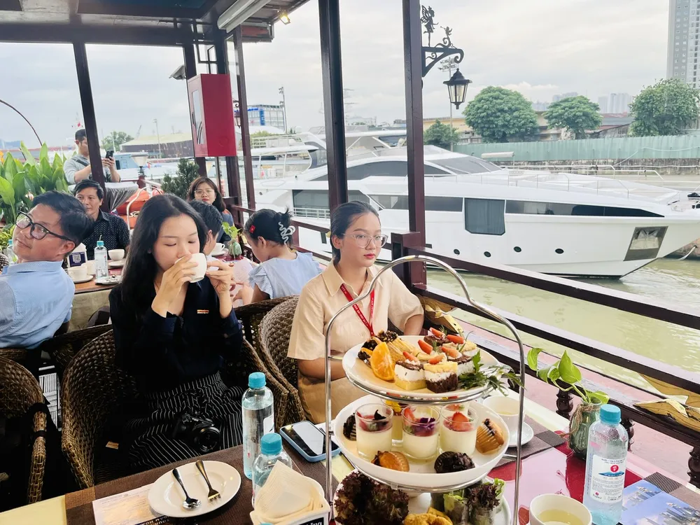 Khách trải nghiệm tour ngắm hoàng hôn trên sông Sài Gòn từ du thuyền Hòn Ngọc Viễn Đông. Đây là sản phẩm mới vừa đưa vào khai thác từ đầu tháng 6 này Khách trải nghiệm tour đường sông mới triển khai đầu tháng 6.jpg