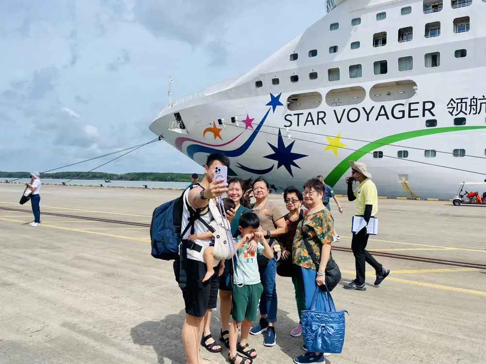 Khách chụp ảnh lưu niệm với tàu biển Star Voyager trưa 13-6 29AA0211-A196-4B20-90BB-23AA7096D8C9.jpeg