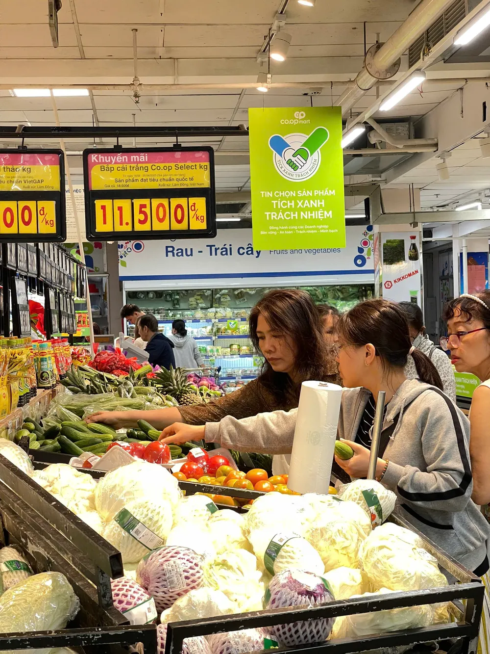 Khách mua hàng tick xanh tại Co.opmart Cống Quỳnh (quận 1, TPHCM) Khách mua hàng tick xanh tại Co.opmart Cống Quỳnh.jpg