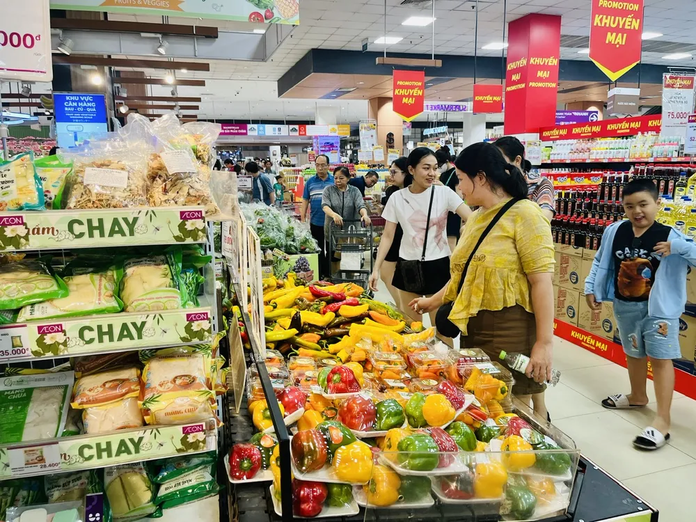 Khách lựa chọn hàng hóa các loại tại AEON Mall Tân Phú