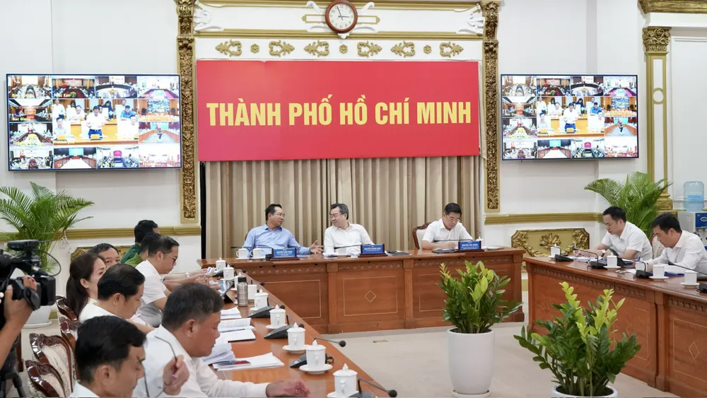 Các đại biểu tham dự hội nghị trực tuyến tại điểm cầu TPHCM, chiều 23-6. Ảnh: HOÀNG HÙNG Ca đại biểu.jpg