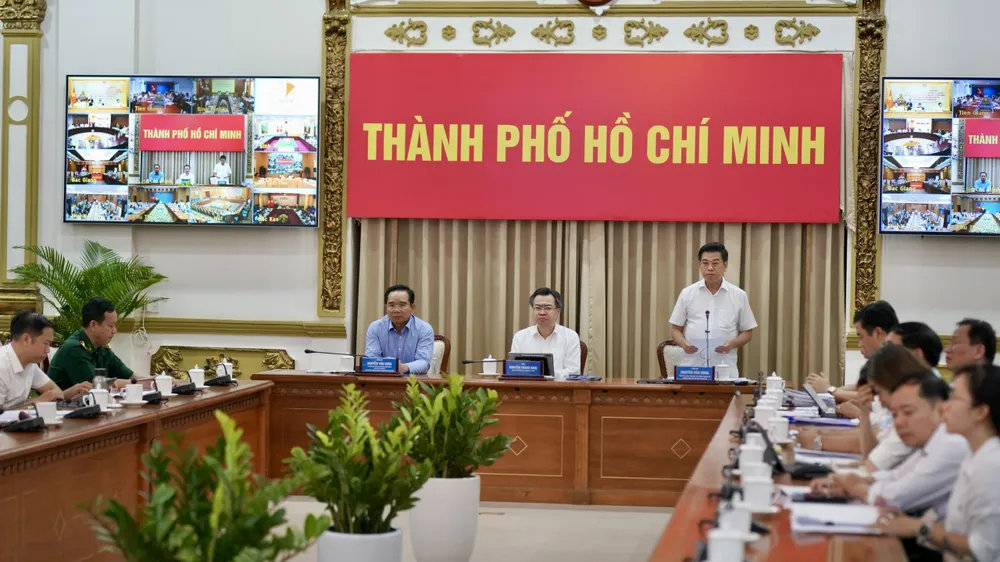 Phó Chủ tịch UBND TPHCM Nguyễn Văn Dũng phát biểu tại hội nghị. Ảnh: HOÀNG HÙNG Đ.c Dũng.jpg