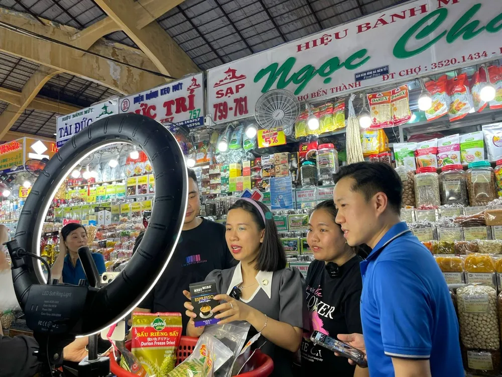 Tiểu thương chợ Bến Thành (quận 1) học cách livestream bán hàng đến người tiêu dùng Tiểu thương bán hàng.jpg
