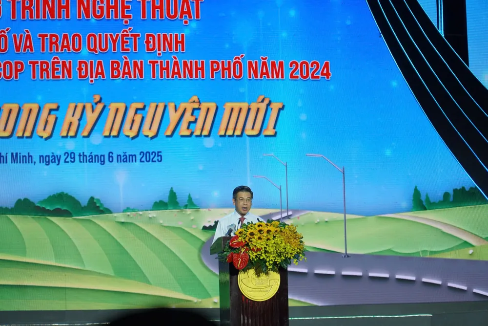 Phó Chủ tịch UBND TPHCM Nguyễn Văn Dũng phát biểu tại buổi lễ Mr Dũng phat biểu 29.6.jpg