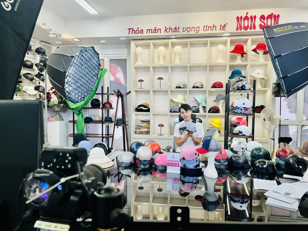 Nhân viên Nón Sơn trực tiếp livestream bán hàng tại công ty Nón Sơn livestream.jpg