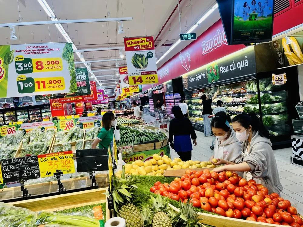 Người tiêu dùng chọn mua thực phẩm các loại tại siêu thị GO! Trường Chinh, TPHCM, vào ngày 1-7 Siêu thị GO. TRường Chinh.jpg
