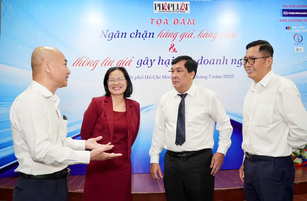 Các đại biểu trao đổi thông tin bên hành lang các đại biểu trao đổi.jpg
