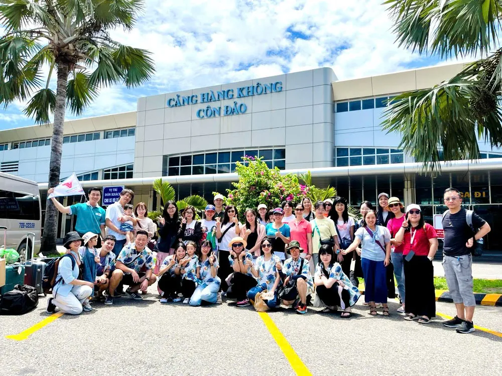 Du khách tham quan Côn Đảo do Lữ hành Vietluxtour tổ chức Khách tham quan Côn Đảo.jpg