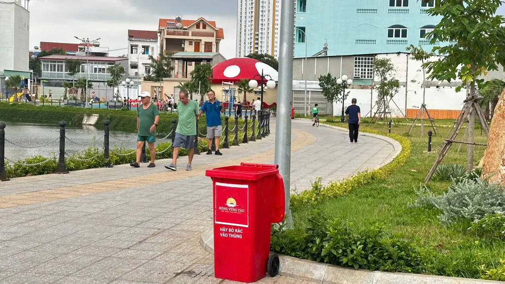 Toàn bộ rác thải bên trong và bên ngoài quanh thùng rác tại công viên Ao cá đã được thu gom, xử lý sạch sẽ, trả lại không gian thoáng đãng, văn minh CV Ao cá sạch sẽ.jpg