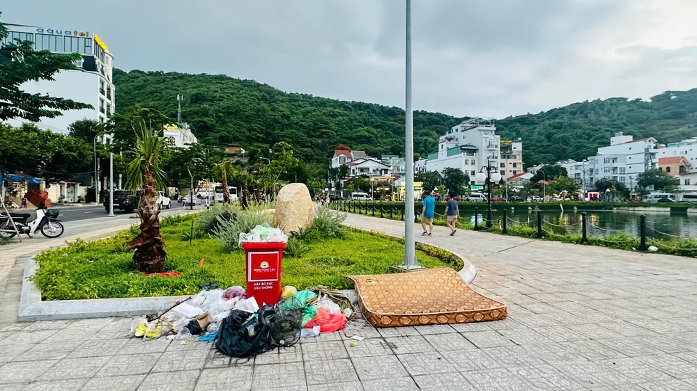 Không chỉ có rác thải thông thường mà những loại rác cồng kềnh như nệm cũng bị người dân đưa đến đây thải bỏ Rác thải cồng kềnh.jpg