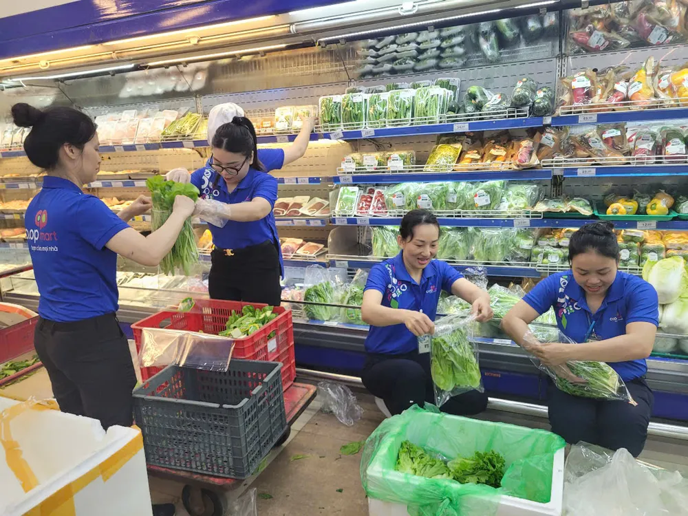 Nhân viên Co.opmart bổ sung rau củ lên kệ, phục vụ người tiêu dùng mùa mưa bão Nhân viên Co.opmart thường xuyên bổ sung hàng hóa.jpg