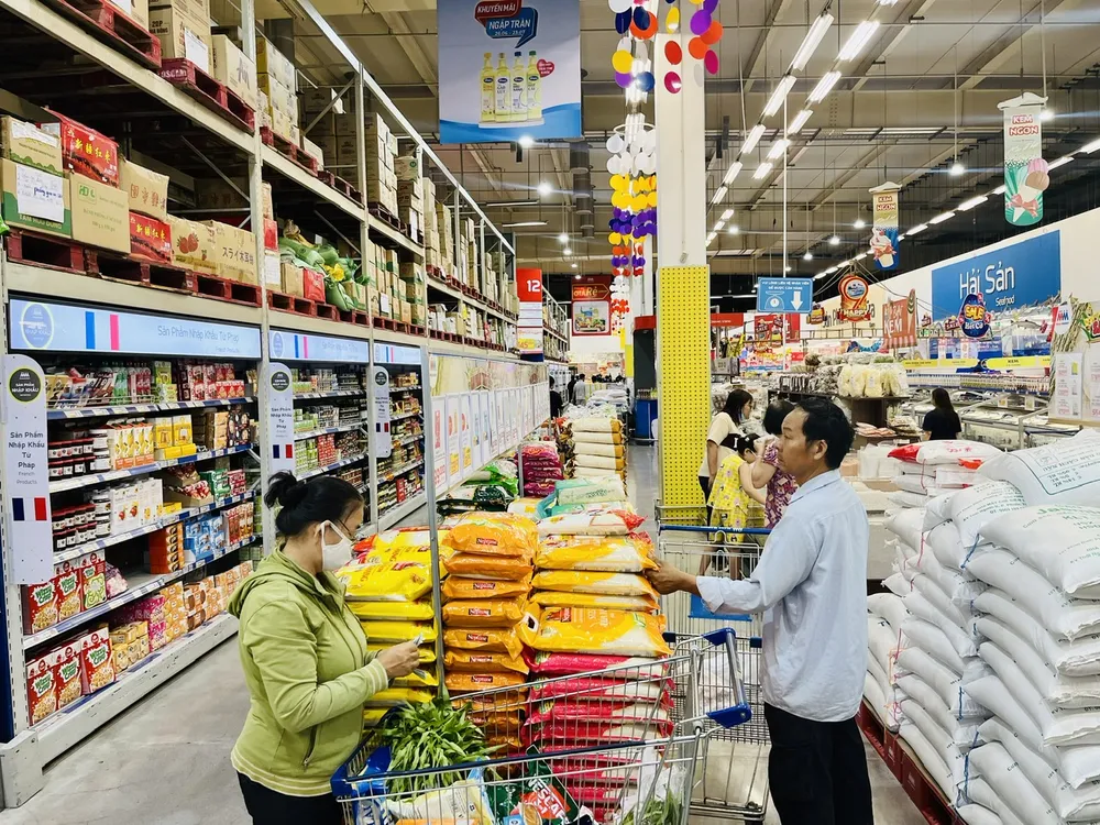 Người tiêu dùng chọn mua hàng hóa thiết yếu các loại tại MM Mega Market Hiệp Phú (TPHCM) NTD chọn mua hàng hóa thiết yếu tại MM.jpg