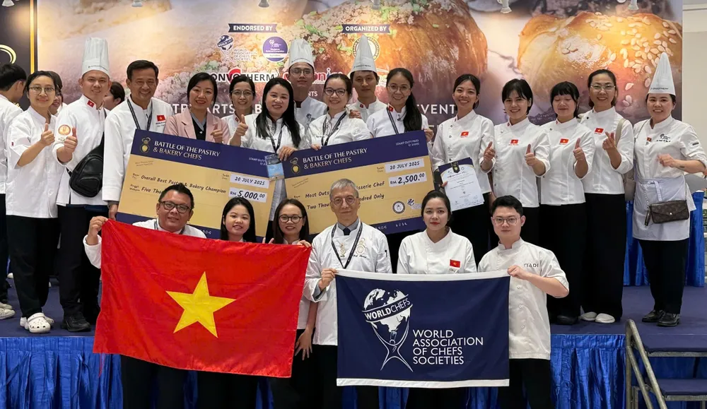 Đoàn đầu bếp Việt Nam đã xuất sắc giành giải quán quân toàn đoàn tại cuộc thi Battle of The Pastry & Bakery 2025 Đoàn VN.jpg