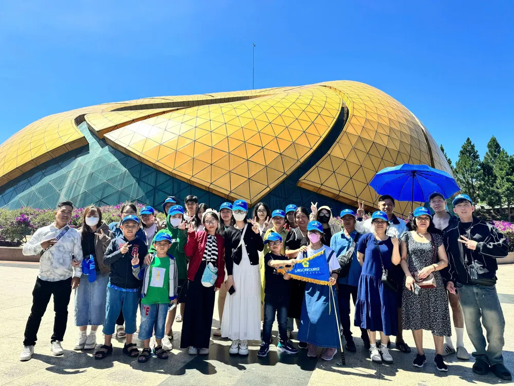 Du khách vui chơi tại Đà Lạt do Lữ hành Saigontourist tổ chức Du khách đi Đà Lạt.jpg