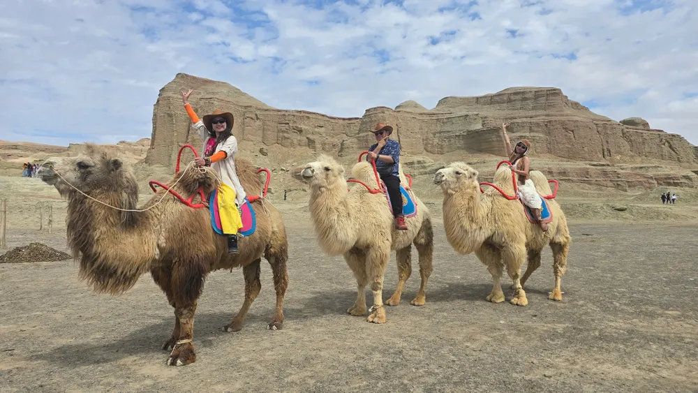 Khách Việt vui chơi, trải nghiệm tại Tân Cương do Lữ hành Saigontourist tổ chức Khách Việt vui chơi tại Tân Cương.jpg