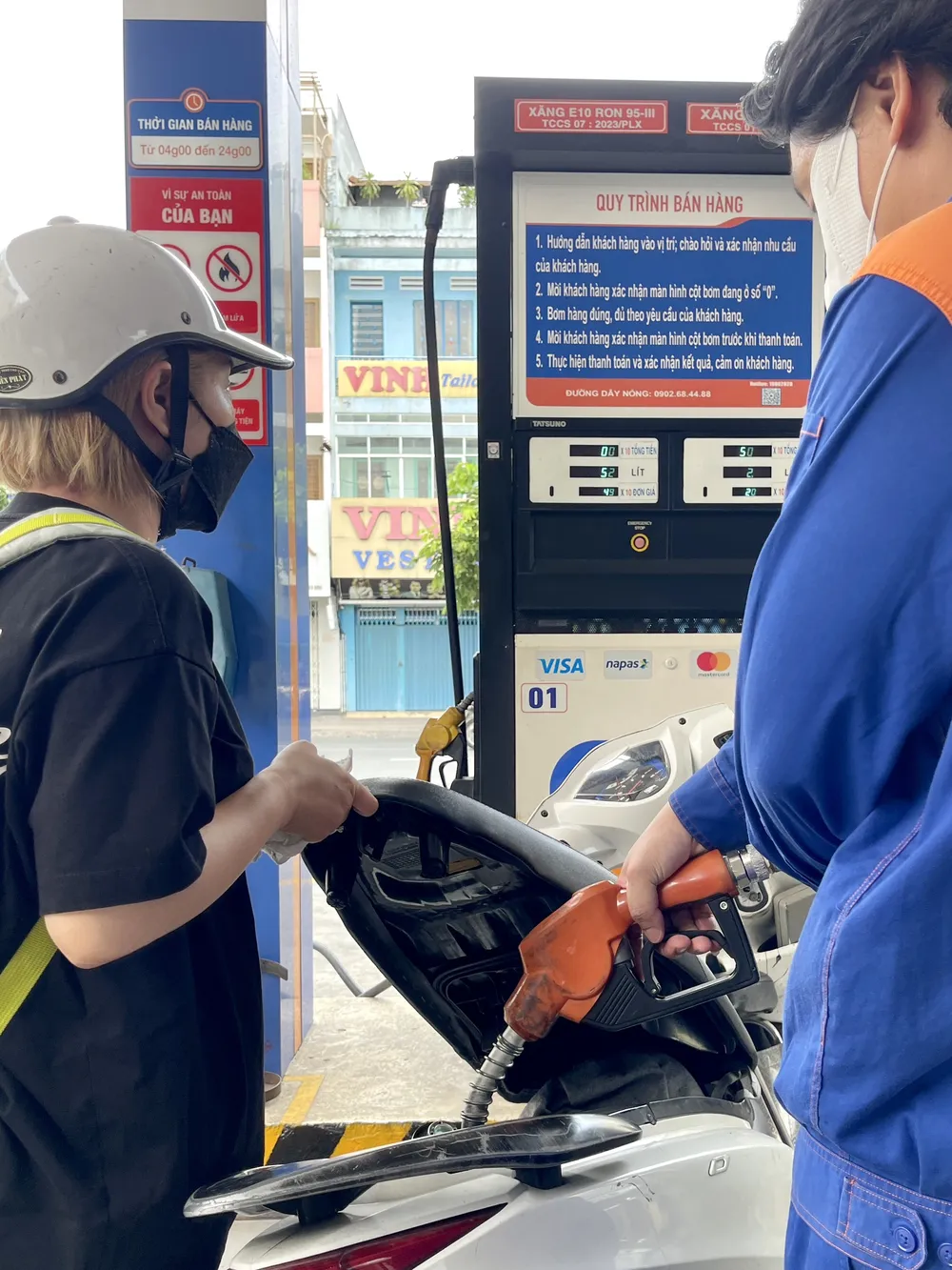 Khách đổ xăng E10 tại cửa hàng xăng dầu Petrolimex trên đường Nguyễn Đình Chiểu, phường Bàn Cờ, TPHCM. Ảnh chụp chiều 30-7. Ảnh: HOÀNG HÙNG Khách đổ xăng E10 chiều 30-7 tại TPHCM.jpg