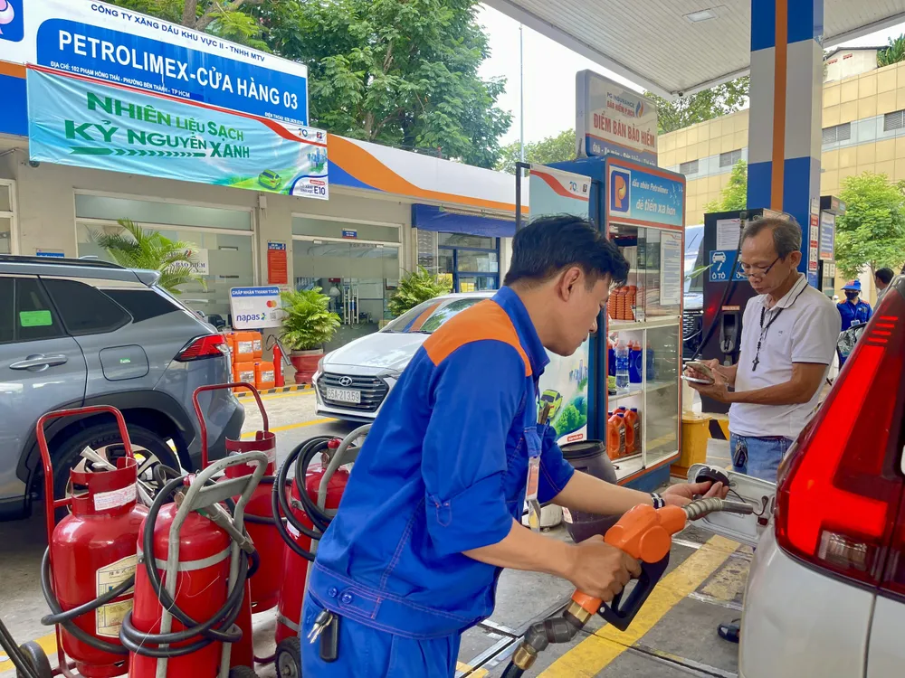 Người dân đổ xăng E10 tại cây xăng Petrolimex trên đường Phạm Hồng Thái, phường Bến Thành, TPHCM. Ảnh: HOÀNG HÙNG Đổ xăng E10.jpg