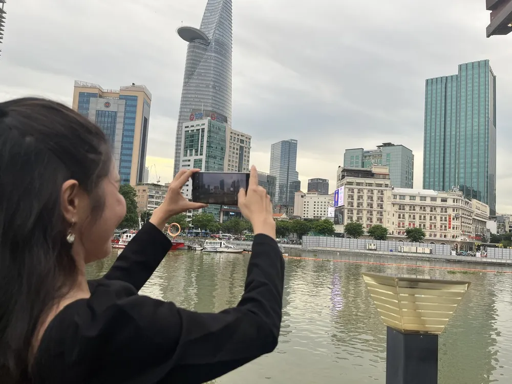 Du khách tham quan, chụp ảnh hai bên bờ sông Sài Gòn Khách tham quan sông Sài Gòn.jpg