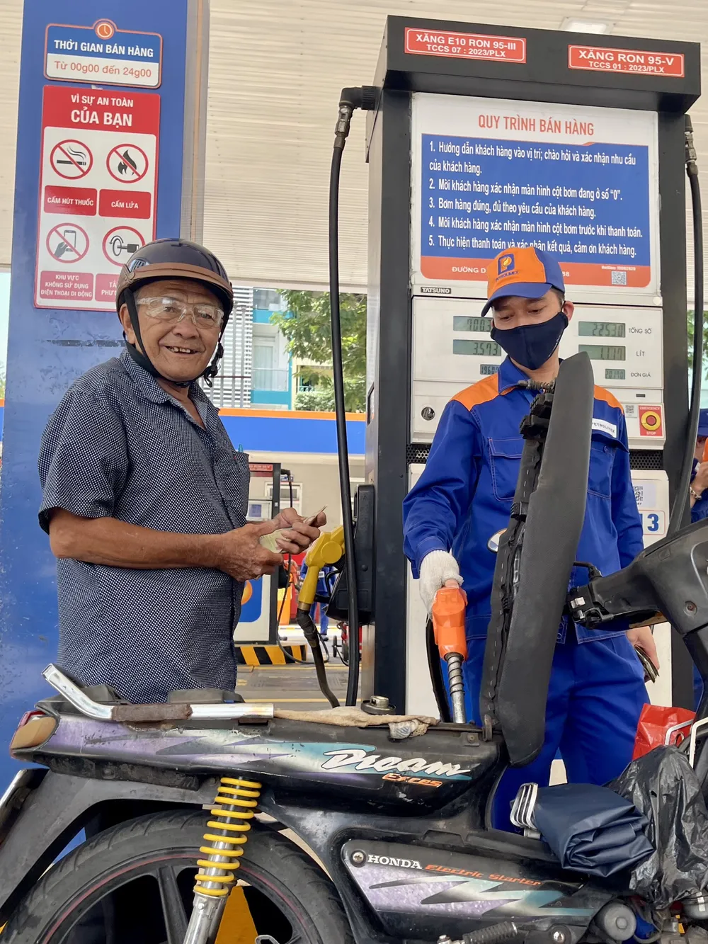Người dân đổ xăng E10 trên đường Lê Thánh Tôn, phường Bến Thành, TPHCM. Ảnh chụp chiều 1-8. Ảnh: HOÀNG HÙNG Người dân đổ xăng E10 tại cây xăng.jpg