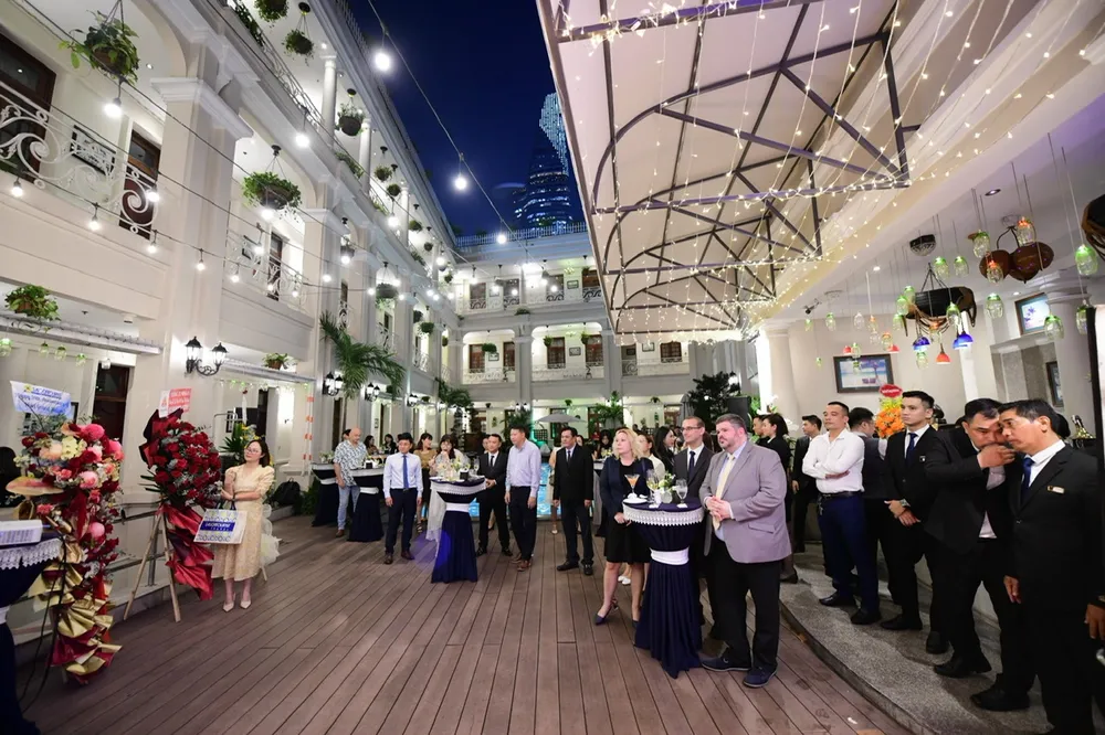 Khách quốc tế thưởng thức tiệc tại khách sạn Grand Saigon Khách QT.jpg