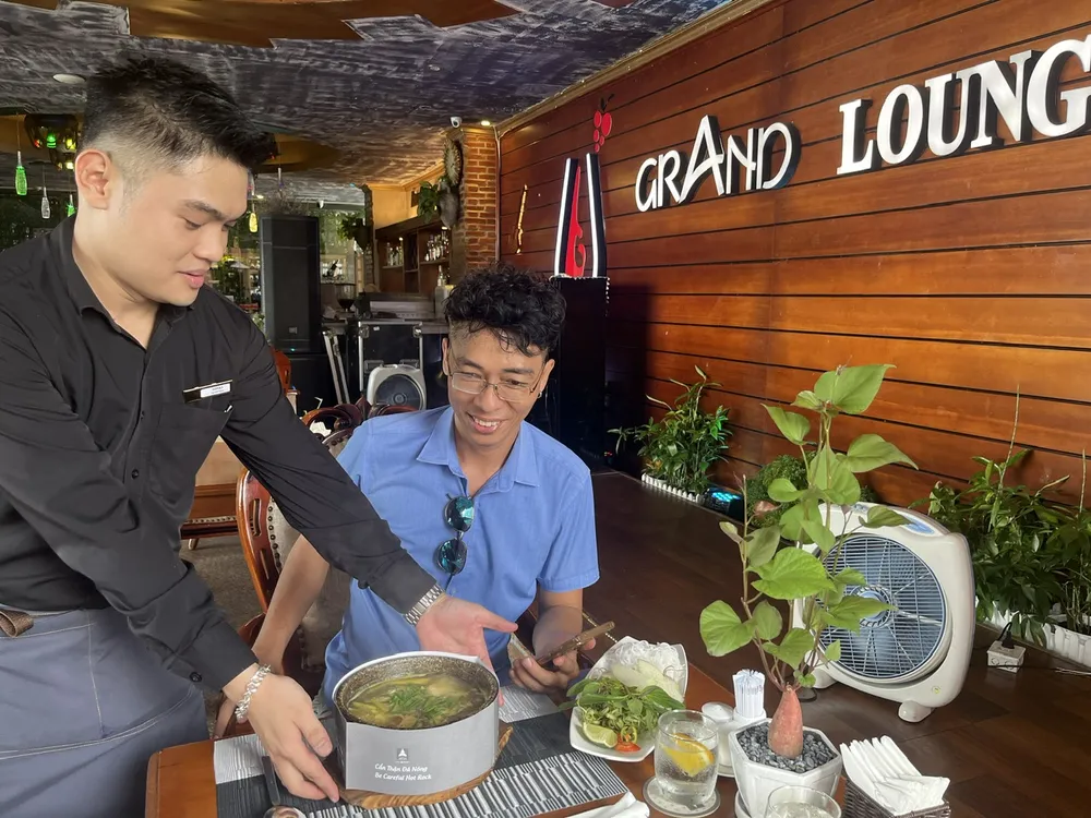 Khách thưởng thức ẩm thực tại khách sạn Grand Saigon ngày 3-8 Thuong thuc am thuc.jpg
