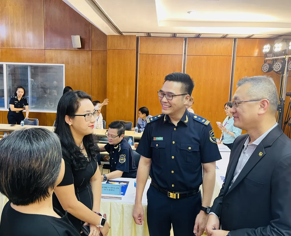 Ông Đỗ Thanh Quang, Phó Chi cục trưởng Chi cục Hải quan Khu vực II, trao đổi với các doanh nghiệp Mr Quang HQ.jpg