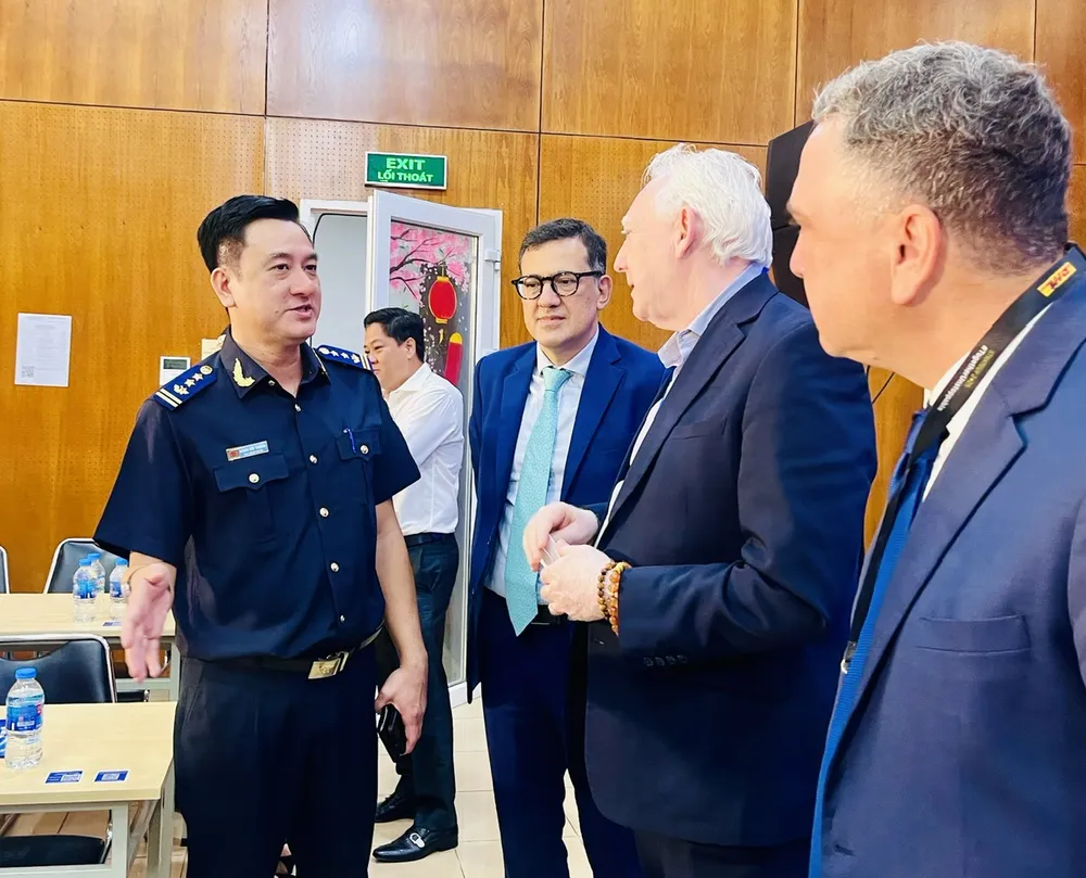 Ông Hoàng Hữu Trường, Đội trưởng Đội Hải quan Chuyển phát nhanh, trao đổi với các doanh nghiệp, chiều 6-8 Mr Trường HQ.jpg