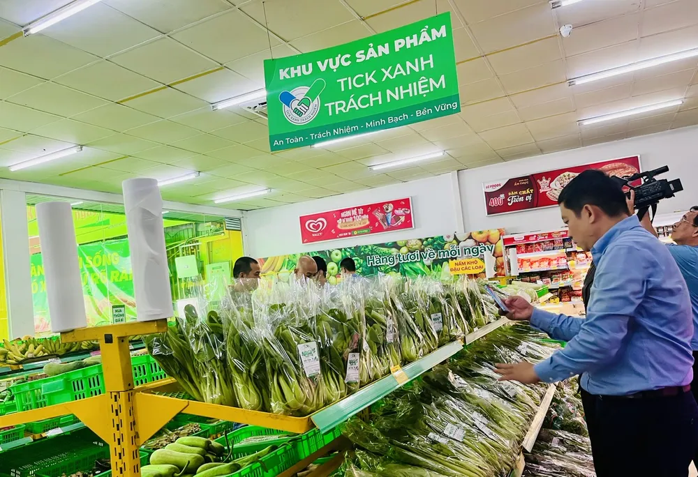 Người tiêu dùng chọn mua rau có gắn tick xanh trách nhiệm tại cửa hàng Bách Hóa Xanh trưa 6-8 Tick xanh.jpg
