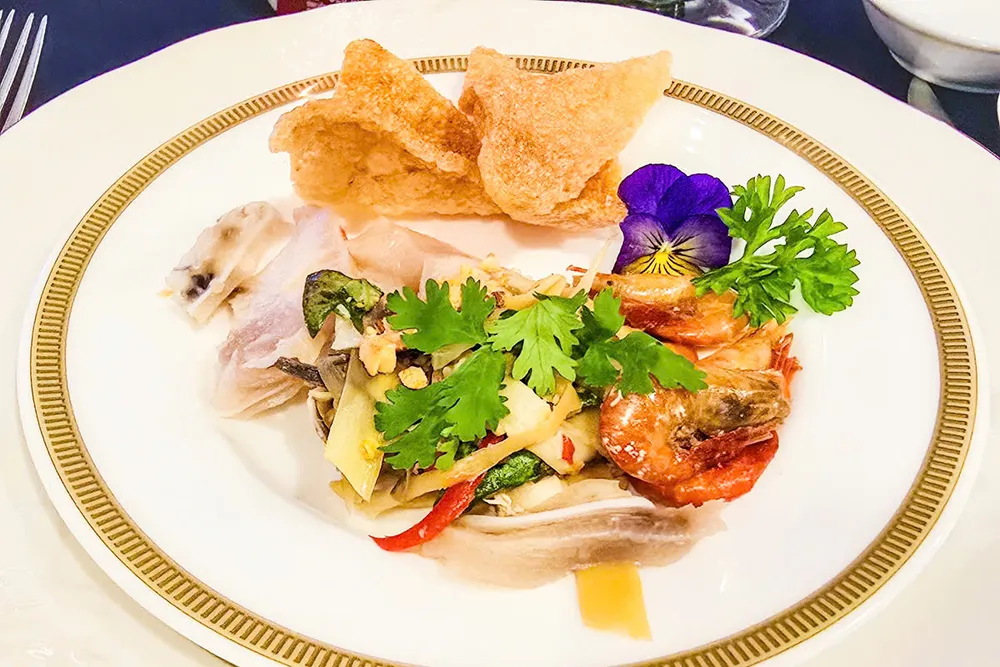 Món "Gỏi hoa chuối trộn ký ức, rắc tình thương" do khách sạn Kim Đô chuẩn bị Gỏi hoa chuối.jpg