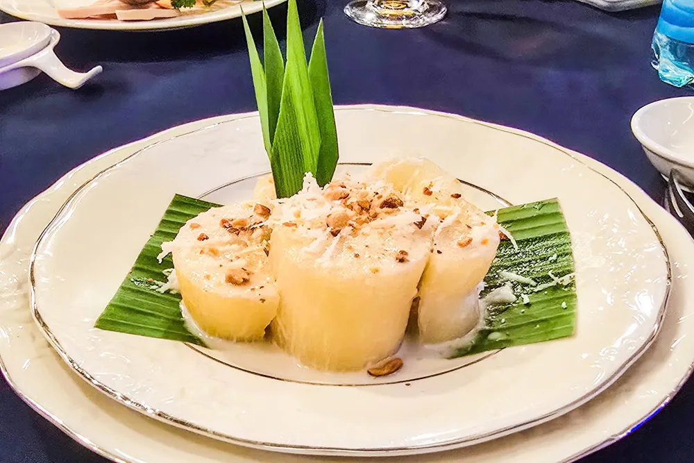 Món "Khoai mì gói ký ức - Chấm muối mè ngày xưa" do khách sạn Grand Saigon phục vụ Mì.jpg